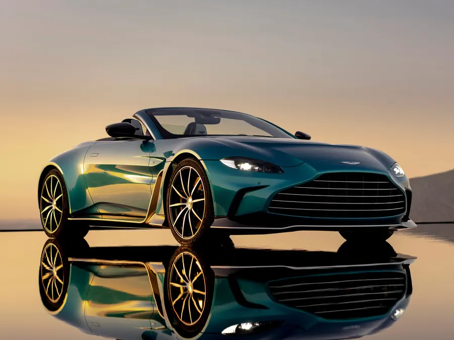 Aston Martin V12 Vantage — фото модели